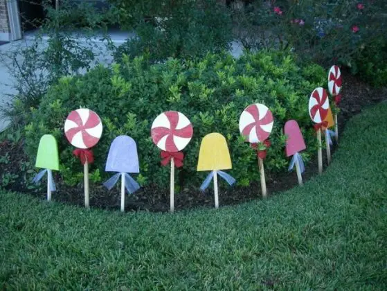 31 DIY Outdoor Christmas Lawn Decorations | Gardenoid